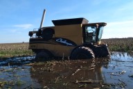 “Agradecemos enormemente”. El conmovedor mensaje del contratista que rescató del agua su cosechadora de US$220.000