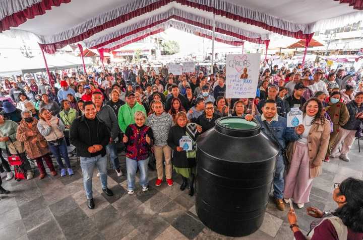 ENTREGA GRATUITA DE TINACOS EN CABECERA MUNICIPAL DE LA PAZ