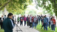 Los vecinos del Canal de Zaragoza en su roble centenario: "Nos tratan como barrios de segunda"