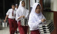 Miles de intoxicaciones sin causa oficial: la polémica comida escolar gratis de Indonesia