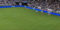 El golazo desde atrás de la mitad de la cancha que evitó Dibu Martínez: su peculiar reacción tras la enorme salvada ante Puerto Rico