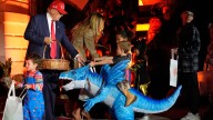 Trump y Melania se convierte en anfitriones del Halloween y entregan dulces a decenas de niños en la Casa Blanca