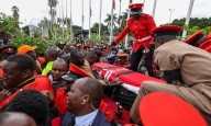 La Policía keniana lanza gas lacrimógeno a caótica multitud en capilla ardiente de Odinga