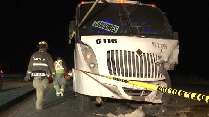 Fatal accidente entre camioneta y camiones deja un muerto y 21 lesionados en la carretera Saltillo