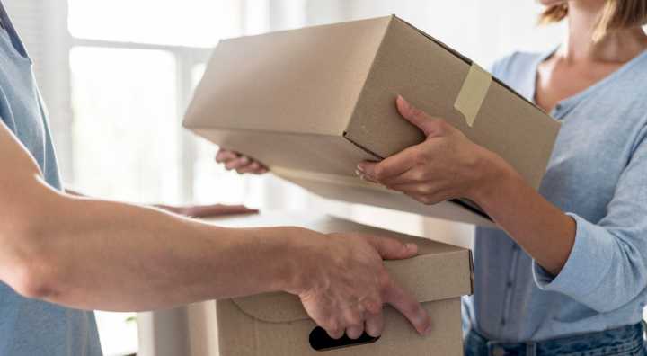 Indignación en EE. UU.: la mayor empresa de envíos destruye miles de paquetes de clientes