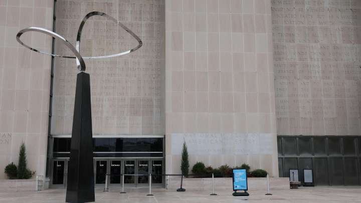 Smithsonian museums, National Zoo close as government shutdown drags on