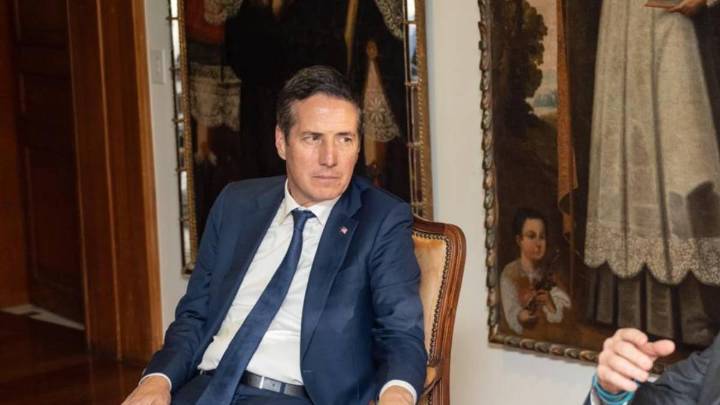 Senador de EE. UU. Bernie Moreno pide declarar terroristas a grupos con los que Petro busca la paz