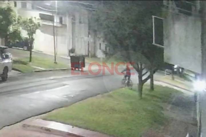 Video: delincuente trepó al techo y robó una bicicleta en un edificio en Paraná