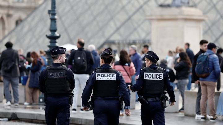 La policía francesa detiene a dos sospechosos por el robo del Louvre