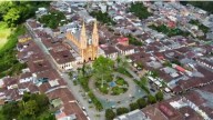 El pueblo cafetero que destaca por sus fachadas y balcones coloridos