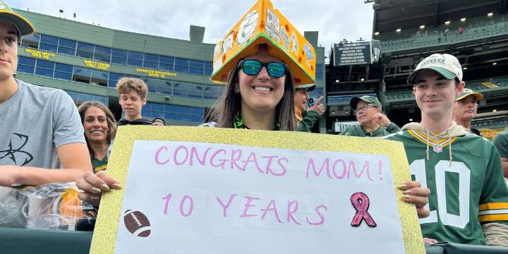 The Packers and Vince Lombardi Cancer Foundation raise awareness during Sunday’s game