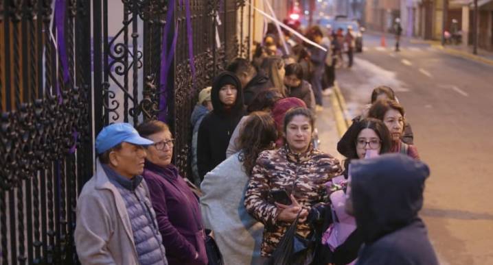 Señor de los Milagros: devotos llegan desde tempranas horas a Las Nazarenas para acompañar su primera procesión del año | FOTOS | Cristo Moreno 