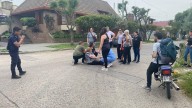 Siniestro vial entre un auto y una transeúnte