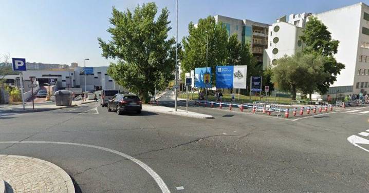 Una mujer atropella a dos peatones al perder el control del freno de mano frente al Hospital de Ourense