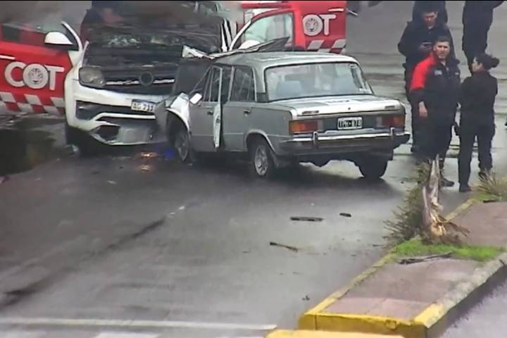 Video: manejaba alcoholizado, atravesó un cantero y chocó de frente contra un patrullero