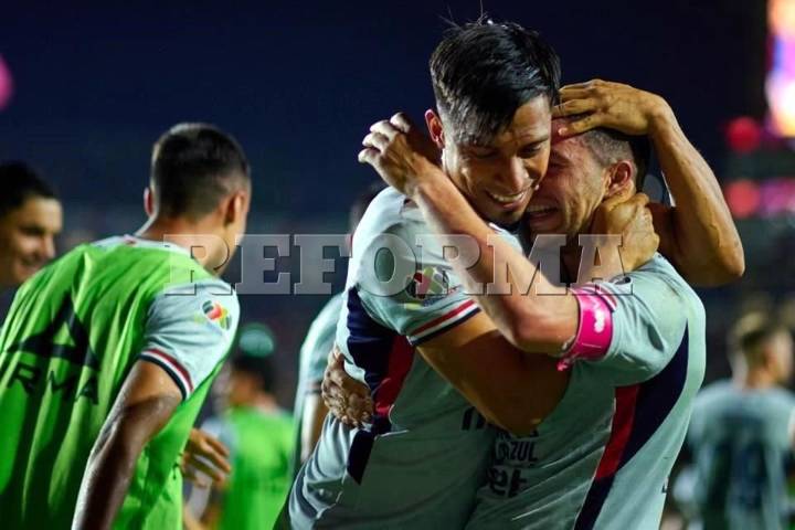 Rescata Cruz Azul empate ante Tigres en último minuto