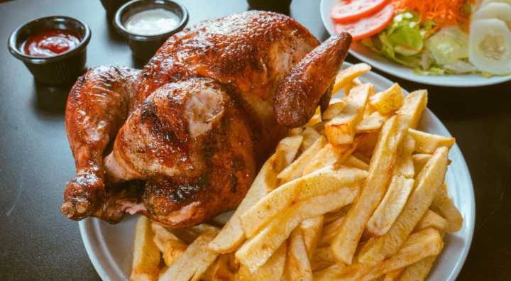 Famosa pollería celebra octubre regalando pollo a la brasa: conoce las fechas y cómo acceder