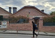 Desahucian a once personas, entre ellas un niño y una embarazada, que vivían subarrendados en una casa en Egia