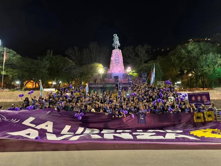 La Libertad Avanza cerró su caminata con un banderazo en el Monumento a Güemes
