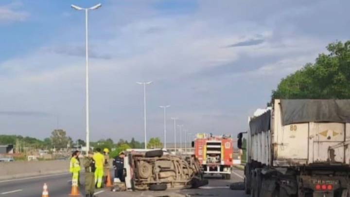 Choque, vuelco y muerte en la autopista del Oeste: una combi embistió a un camión
