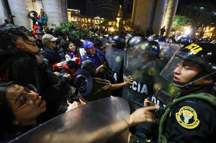 Contundente rechazo cívico contra gobierno y Congreso dejó como saldo un fallecido y más de centenar de heridos