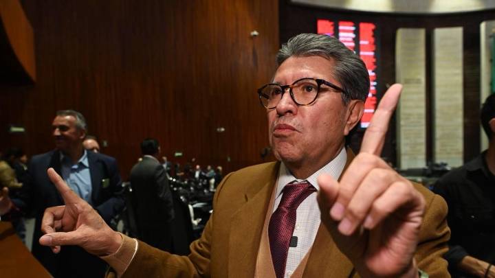 Monreal presenta iniciativa para sancionar abusos en tarjetas de crédito