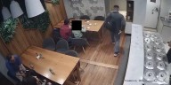 Video: un músico sufrió el robo de su violín en una heladería de San Telmo y pide ayuda para recuperarlo