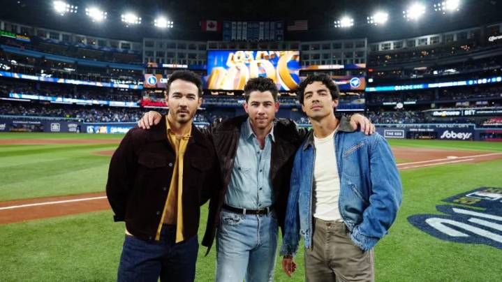 Are the Jonas Brothers Blue Jays fans? Explaining the group’s performance at Game 2 of the World Series.