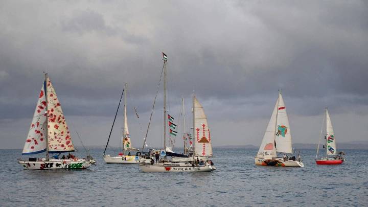 Israel intercepta a 19 barcos de la flotilla y detiene a unos 200 activistas, mientras que una treintena siguen su camino hacia Gaza