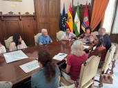 La alcaldesa informa a los comerciantes sobre las próximas obras en la Plaza del Cabildo