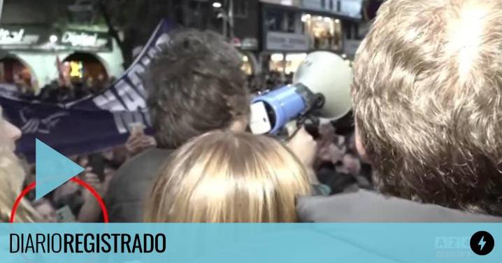 Filtran un video que muestra a la libertaria que quiso apuñalar a varias personas a metros de Milei