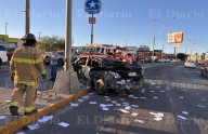 Camión urbano impacta a vehículo y lo estrella contra poste