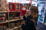 Advierten escasez de pinos navideños por aranceles