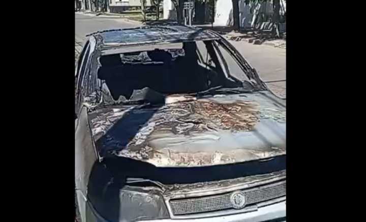 VIDEO | Incendio total de un vehículo en la 9 de Julio de Villa Mercedes; el conductor resultó ileso