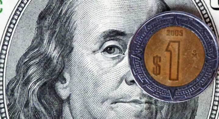 Peso mexicano cae contra el dólar tras comentarios del presidente de la Reserva Federal