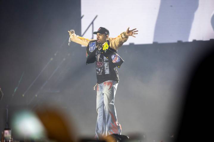 Concert review: Chris Brown dances through 20 years of music