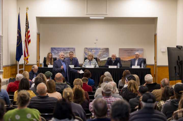 Oakley residents meet council, mayoral candidates