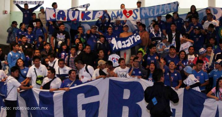 Aficionados de Cruz Azul calientan la previa del Clásico Joven ante América