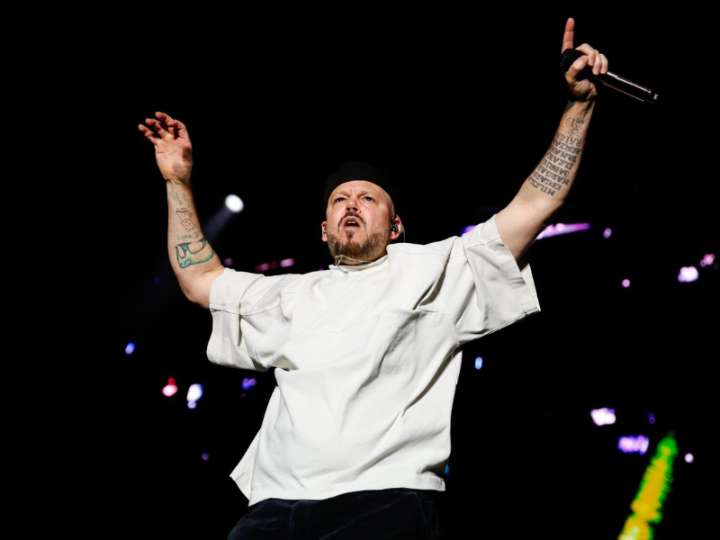 “No nos arrodillaremos ante ellos nunca” le canta Residente a EU y ICE durante su concierto en Tijuana