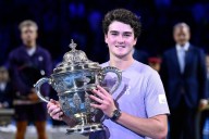 Proud parents change flight plans to watch Brazilian teenager Fonseca win Swiss final