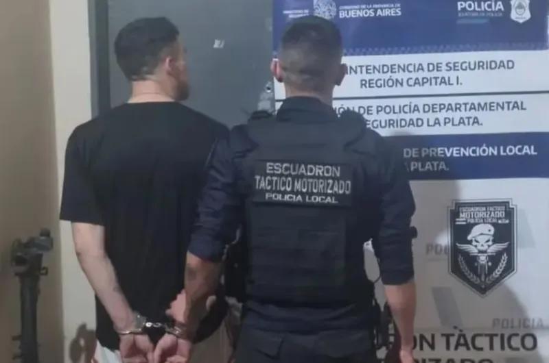 Dos hombres acuchillaron a otro para robarle el celular y fueron detenidos