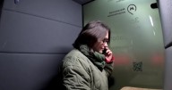Silencio en pleno caos: así funcionan las cabinas del Metro de Moscú para trabajar o llamar sin ruido