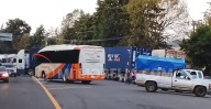 Comuneros bloquean la carretera Uruapan-Paracho, por detención de presuntos talamontes