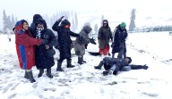 Tourists Enjoy Fresh Snowfall at Gulmarg’s Affarwat and Kongdoori