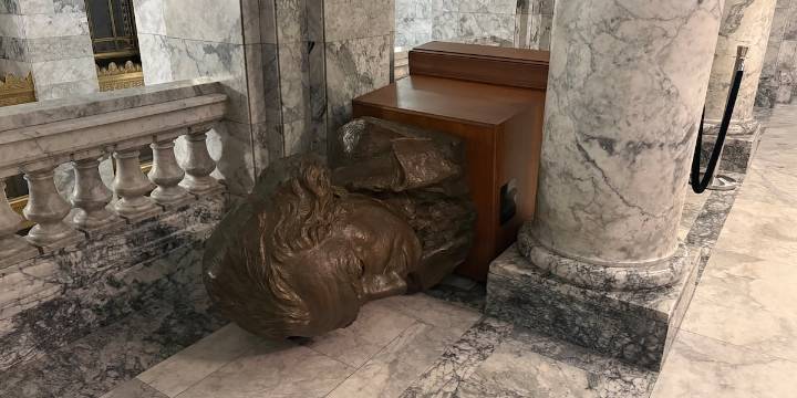 Intruder beaks into, vandalizes Washington State Capitol
