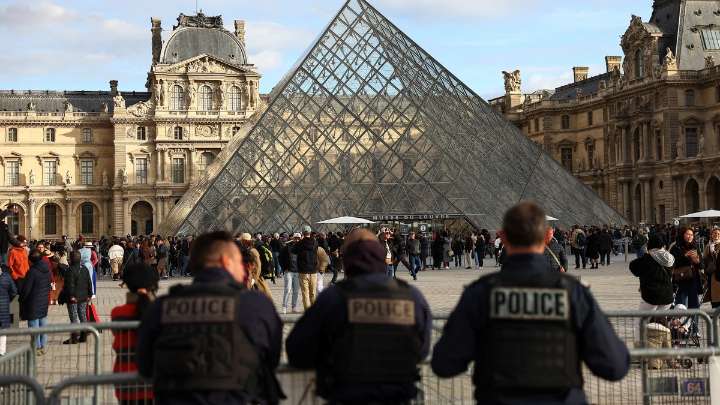 La investigación de la Policía que ha llevado hasta los detenidos del Louvre: un casco, un montacargas robado y 150 muestras de ADN