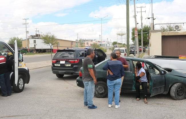 Resultan dos personas lesionadas y tres vehículos dañados tras persecución en la colonia Acoros