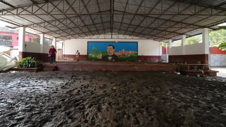 Suman 979 escuelas atendidas tras inundaciones; faltan 372