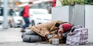 Un hombre de 32 años con dos licenciaturas y tres maestrías renuncia a una vida de lujo y pasa a vivir en la calle con poco más de 10 euros al mes