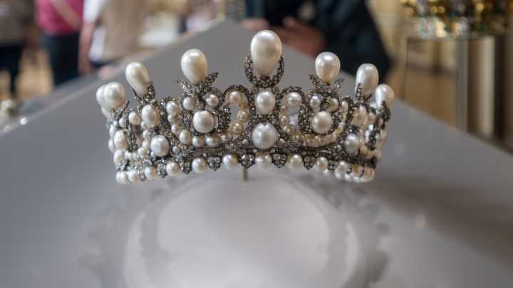 Las 8 piezas de la realeza más valiosas que el museo Louvre aún conserva